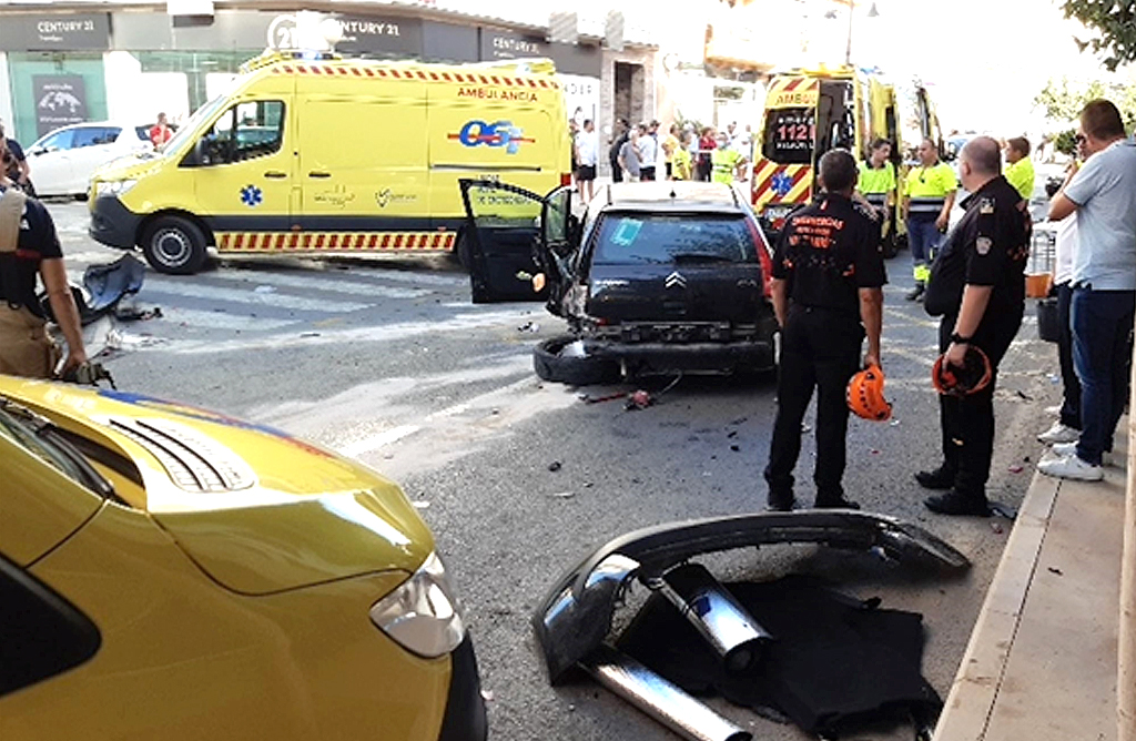 Un aparatoso accidente entre tres vehículos deja a dos personas heridas en Mazarrón